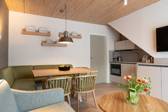 Esszimmer im Schilfdorf Maisonette Apartment mit Terasse und Balkon im BEECH Resort Plauer See