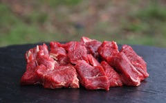 Im Online-Shop der Metzgerei Gränitz erhalten Sie hochwertiges Gulaschfleisch aus eigener Herstellung – zart, saftig und perfekt zum Schmoren. Wählen Sie zwischen kräftigem Rindergulasch Fleisch mit intensivem Aroma oder feinem Schweinegulasch Fleisch für