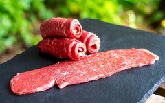 Fein geschnitten, mager und voller Geschmack – das Rouladenfleisch von der Metzgerei Gränitz ist die perfekte Basis für klassische Rinderrouladen wie bei Oma. Aus besten Stücken der Oberschale oder der Hüfte geschnitten, überzeugt es durch Zartheit und fe