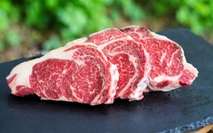 Im Online-Shop der Metzgerei Gränitz erwartet Sie erstklassiges Entrecote Steak – zart, saftig und vollmundig im Geschmack. Dieser Premium-Cut aus dem vorderen Rücken des Rinds überzeugt durch seine feine Marmorierung und sein intensives Aroma. Perfekt ge