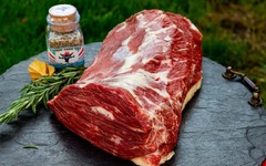 Im Online-Shop der Metzgerei Gränitz erhalten Sie erstklassiges Picanha vom Rind – den berühmten Tafelspitz-Cut aus Südamerika. Dieses edle Stück, auch als Rinder-Picanha bekannt, begeistert mit feiner Fettdecke, intensiver Marmorierung und vollem Aroma. 