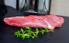 Zart, feinfasrig und unglaublich aromatisch – das Teres Major Steak gilt als Geheimtipp unter Kennern. Es stammt aus dem Schulterbereich des Rindes und erinnert geschmacklich an Filet, jedoch mit etwas mehr Charakter und Biss. Bei der Metzgerei Gränitz er
