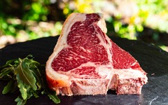Das T-Bone Steak – ein Klassiker für echte Steakliebhaber. Bei der Metzgerei Gränitz erhalten Sie das original amerikanische Cut mit seinem markanten Knochen, der Filet und Roastbeef perfekt vereint. Diese Kombination sorgt für ein einzigartiges Geschmack