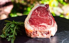 Ein echtes Highlight für Steakliebhaber: Das Club Steak von der Metzgerei Gränitz stammt aus dem kurzen Roastbeef und begeistert durch seine kräftige Marmorierung, intensive Fleischfarbe und den typischen Knochenanteil, der beim Braten für besonders safti