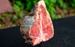 Ein Stück Steakgeschichte auf dem Teller: Das Porterhouse Steak von der Metzgerei Gränitz ist die Königsklasse unter den Cuts. Mit seinem beeindruckenden T-Knochen vereint es zartes Filet und aromatisches Roastbeef zu einem wahren Meisterstück. Durch die 