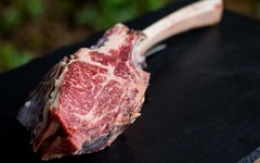 Ein echtes Statement auf dem Grill: Das Dry Aged Tomahawk Steak von der Metzgerei Gränitz beeindruckt nicht nur durch seine imposante Größe, sondern vor allem durch sein intensives Aroma. Durch die traditionelle Trockenreifung am Knochen entwickelt das Fl