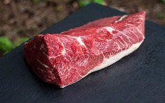 Zart, aromatisch und voller Tradition – der Tafelspitz vom Rind ist ein echter Klassiker der feinen Küche. In der Metzgerei Gränitz stammt dieses edle Stück aus dem hinteren Rinderrücken und begeistert durch seine gleichmäßige Struktur und den feinen Fett