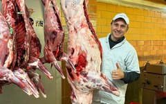 Die Metzgerei Gränitz steht für handwerkliche Qualität, besten Geschmack und ehrliche Metzgertradition aus Chemnitz. Entdecken Sie ein vielfältiges Sortiment an Premium-Fleisch, hausgemachter Wurst, Feinkost und Grillspezialitäten – von Dry Aged Steaks, W