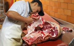 Im Metzgerei Online-Shop der Metzgerei Gränitz erhalten Sie hochwertiges Fleisch aus eigener Herstellung – frisch, handwerklich verarbeitet und mit Leidenschaft zubereitet. Entdecken Sie erstklassiges Rindfleisch, Schweinefleisch, Geflügel, feine Wurstspe