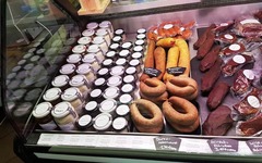 Im Online-Shop der Metzgerei Gränitz erwartet Sie ein köstliches Sortiment traditioneller Spezialitäten aus eigener Herstellung. Entdecken Sie feinste Wurst im Glas, herzhafte Bratwürste, würzige Salami, aromatischen Schinken und cremige Leberwurst – alle