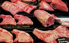 Im Online-Shop der Metzgerei Gränitz finden Sie eine exklusive Auswahl hochwertiger Steaks für wahre Fleischliebhaber. Entdecken Sie edle Cuts wie Bavette Steak, Chuck Steak, Club Steak, Denver Cut, Entrecote und Flank Steak – perfekt gereift und mit char