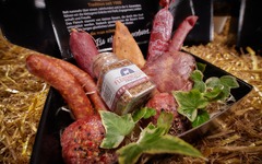 Im Online-Shop der Metzgerei Gränitz erwartet Sie eine vielfältige Auswahl an Genuss-Paketen für jeden Geschmack. Ob saftige Grillpakete für den nächsten BBQ-Abend, abwechslungsreiche Fleischpakete für die Vorratsküche oder deftige Wurstpakete mit hausgem