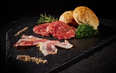 Im Online-Shop der Metzgerei Gränitz finden Sie alles für den perfekten Burger: saftig-würzige Burger Patties und luftige Burger Buns in bester Metzgerqualität. Entdecken Sie exklusive Wagyu Burger Patties mit feiner Marmorierung und intensiver Aromatik s