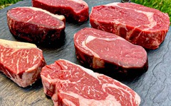 Erleben Sie echten Fleischgenuss mit den Dry Aged Steaks der Metzgerei Gränitz – handverlesen, perfekt gereift und unvergleichlich aromatisch. Durch die traditionelle Trockenreifung am Knochen entwickelt das Fleisch seinen charakteristisch intensiven Gesc