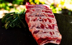 Im Online-Shop der Metzgerei Gränitz finden Sie Rippchen in echter Metzgerqualität – saftig, aromatisch und perfekt für Grill, Smoker oder Ofen. Wählen Sie zwischen zarten Baby Back Ribs, klassischen Spareribs, kräftigen Beef Ribs oder dem beliebten St. L