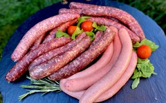Echte Handwerkskunst vom Metzger: Die Bratwurst aus der Metzgerei Gränitz vereint bestes Fleisch, fein abgestimmte Gewürze und traditionelle Herstellung. Ob klassisch als Rostbratwurst oder herzhafte Grillwurst – jede Variante überzeugt durch ihren unverw