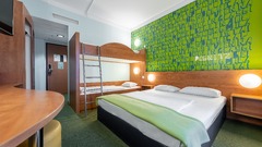 Familienzimmer mit Doppelbett und Stockbett