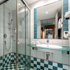 Badezimmer mit Dusche