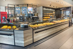 Bäckerei & Demeterbackwaren
Im Markt haben wir ein ganzes Regal mit Backwaren von Demeter. Zudem backt vor unseren Kassen die Schanzenbäckerei jeden Tag frisch und lecker für dich. Lass dich hier beraten und nimm dir diverse Sorten an Broten, Brötchen, Ba
