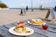 Außenbereich Bistro Waterkant mit Fischburger & Pommes