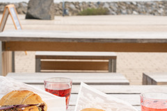 Blick auf die Marine vom Bistro Waterkant mit Fischbrötchen