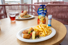 Innenraum Bistro Waterkant mit Pommer, Nuggets und Burger