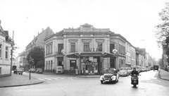 Eine historische Aufnahme der Tankstelle an der Rosentraße in Oldenburg. Die Architektur und die Fahrzeuge vermitteln ein authentisches Bild der Vergangenheit der Stadt.