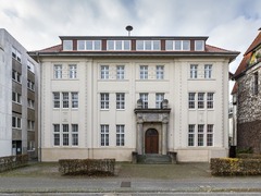 Die Alte Stadtkasse in Oldenburg ist eine repräsentative Eventlocation, die sich perfekt für Workspaces, Meetings und Events eignet. Das historische Gebäude mit seiner eleganten Fassade verbindet klassische Architektur mit modernen Nutzungsmöglichkeiten. 