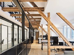 Ein inspirierender Coworking Space in der Alten Stadtkasse Oldenburg, kombiniert mit sichtbaren Dachbalken und moderner Büroeinrichtung. Die offene Raumgestaltung und der Einsatz natürlicher Materialien schaffen eine einzigartige Arbeitsatmosphäre. Flexib