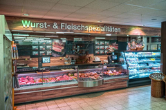 Frischetheke
Ob Fleisch oder Wurst – an unserer Frischetheke kannst Du Dich von der Qualität und Vielfalt unseres Sortiments überzeugen. Wir arbeiten eng mit regionalen Produzenten zusammen, um Dir stets das Beste zu bieten.