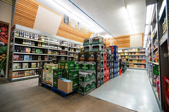 Getränke
Unsere Getränkeabteilung bietet eine praktische Auswahl für jeden Geschmack. Ob Softdrinks, Limonaden, regionale Säfte oder Mineralwasser – wir haben alles sowohl in Einweg- als auch Mehrwegflaschen sowie als Kastenware vorrätig.