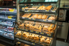 Bake Off
In unserer Bake Off-Station erwarten Dich mehrmals täglich frisch aufgebackene Brötchen, Brezeln und verschiedene Brotsorten.

Naschkatzen dürfen sich auf eine Auswahl an Süßgebäck und Kuchen freuen – geliefert von der Harry-Brot GmbH.