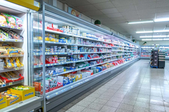 Molkereiprodukte
Unsere Molkereiprodukte-Abteilung überzeugt mit einem vielfältigen Sortiment: Von Milch, Joghurt, Quark, Käse, Butter und Margarine bis hin zu Desserts findest Du alles in Selbstbedienung.