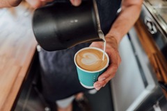 FirstLoveCoffee GmbH - Kaffee Catering Berlin - Nahaufnahme von Latte Art im Kaffeebecher, zubereitet vom Barista für Event Catering, Cappuccino-Service und hochwertige Kaffeespezialitäten.