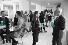 FirstLoveCoffee GmbH - Kaffee Catering Berlin - Business-Event mit Gästen, Kaffee in türkisfarbenen Bechern und mobiler Barista-Versorgung für Firmenfeiern, Kundenevents und Konferenzen.