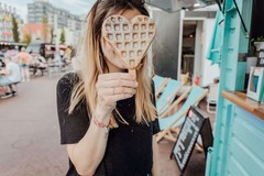 FirstLoveCoffee GmbH - Kaffee Catering Berlin - Herzwaffel am Stiel vor mobiler Kaffeebar, süßes Catering-Extra für Events, Hochzeiten, Firmenfeiern, Sommerfeste und private Feiern.