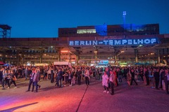 FirstLoveCoffee GmbH - Kaffee Catering Berlin - Mobiles Kaffee Catering bei großem Abend-Event in Berlin Tempelhof mit türkisem Kaffeeanhänger, Barista-Service und vielen Gästen auf einer Outdoor-Veranstaltung.