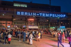 FirstLoveCoffee GmbH - Kaffee Catering Berlin - Türkiser Kaffeeanhänger als mobile Kaffeebar bei einer großen Veranstaltung in Berlin Tempelhof, ideal für Messe Catering, Firmenevents und Kaffee Service vor Ort.