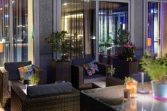 THEOS Terrasse Abends