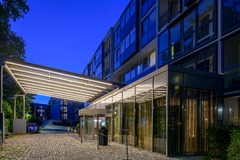 Haupteingang bei Nacht