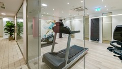 Modern ausgestatteter Fitnessraum im Mercure Hotel Köln Belfortstraße