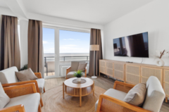 Comfort Apartment – Landseite
Das Comfort Apartment – Landseite bietet großzügige 38 qm und ist ideal für bis zu 4 Personen (max. 3 Erwachsene und 1 Kind). Ausgestattet mit einem komfortablen Kingsize-Bett und einem Etagenbett eignet sich dieses Apartment