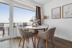 Junior Suite – Meerblick - hundefreundlich
Unsere Junior Suite – Meerblick bietet Ihnen 34 qm mit einem atemberaubenden Blick auf das Meer. Diese stilvolle Suite ist für bis zu 4 Personen (max. 3 Erwachsene und 1 Kind) geeignet und verfügt über ein luxuri