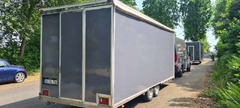 San Leone Mobile Pizza | Foodtruck & Catering Solingen - Großer geschlossener Foodtruck-Anhänger mit Tandemachse für mobile Catering-Einsätze. Der Anhänger bietet die Grundlage für Pizza-Zubereitung und Ausgabe direkt bei Veranstaltungen.
