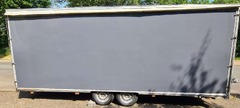 San Leone Mobile Pizza | Foodtruck & Catering Solingen - Seitenansicht eines großen anthrazitfarbenen Catering-Anhängers. Mobiler Foodtruck für Pizza-Catering bei größeren Feiern, Firmenevents und Veranstaltungen in Solingen und Umgebung.