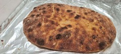San Leone Mobile Pizza | Foodtruck & Catering Solingen - Ovales italienisches Ciabatta mit rustikaler, goldbraun gebackener Kruste und dunklen Röststellen. Frisches Brot als Ergänzung für Antipasti-Platten und italienische Catering-Buffets.
