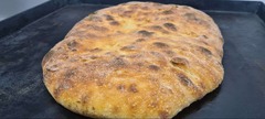 San Leone Mobile Pizza | Foodtruck & Catering Solingen - Frisch gebackenes Ciabatta-Brot auf einem Backblech mit gleichmäßig gebräunter Oberfläche. Rustikales italienisches Brot aus handwerklicher Herstellung für Antipasti und weitere Speisen.
