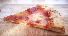 San Leone Mobile Pizza | Foodtruck & Catering Solingen - Glutenfreie Pizza mit Tomatensoße, geschmolzenem Käse und luftigem Rand auf einem Holzbrett. Italienische Pizza als Alternative für Gäste, die glutenfrei essen möchten.