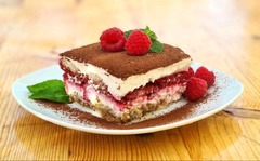 San Leone Mobile Pizza | Foodtruck & Catering Solingen - Himbeer-Tiramisu mit cremigen Schichten, fruchtiger Himbeerfüllung und Kakaopulver, garniert mit frischen Himbeeren. Italienisches Dessert für Hochzeiten, Firmenfeiern und festliche Buffets.