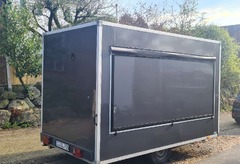 San Leone Mobile Pizza | Foodtruck & Catering Solingen - Geschlossener anthrazitfarbener Pizza-Foodtruck mit großer Verkaufsklappe. Mobiler Catering-Anhänger für Pizza-Catering, Firmenfeiern, Hochzeiten und Veranstaltungen in Solingen und Umgebung.
